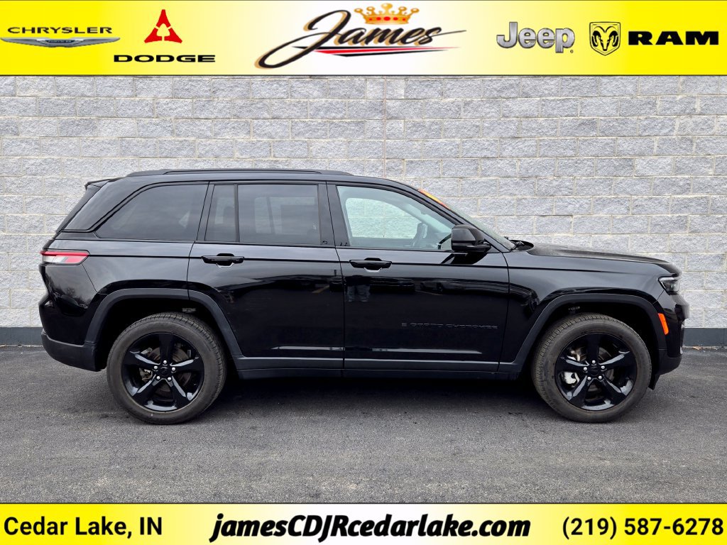 Used 2023 Jeep Grand Cherokee Limited w/ Black Appearance Package AWD/4WD image 6