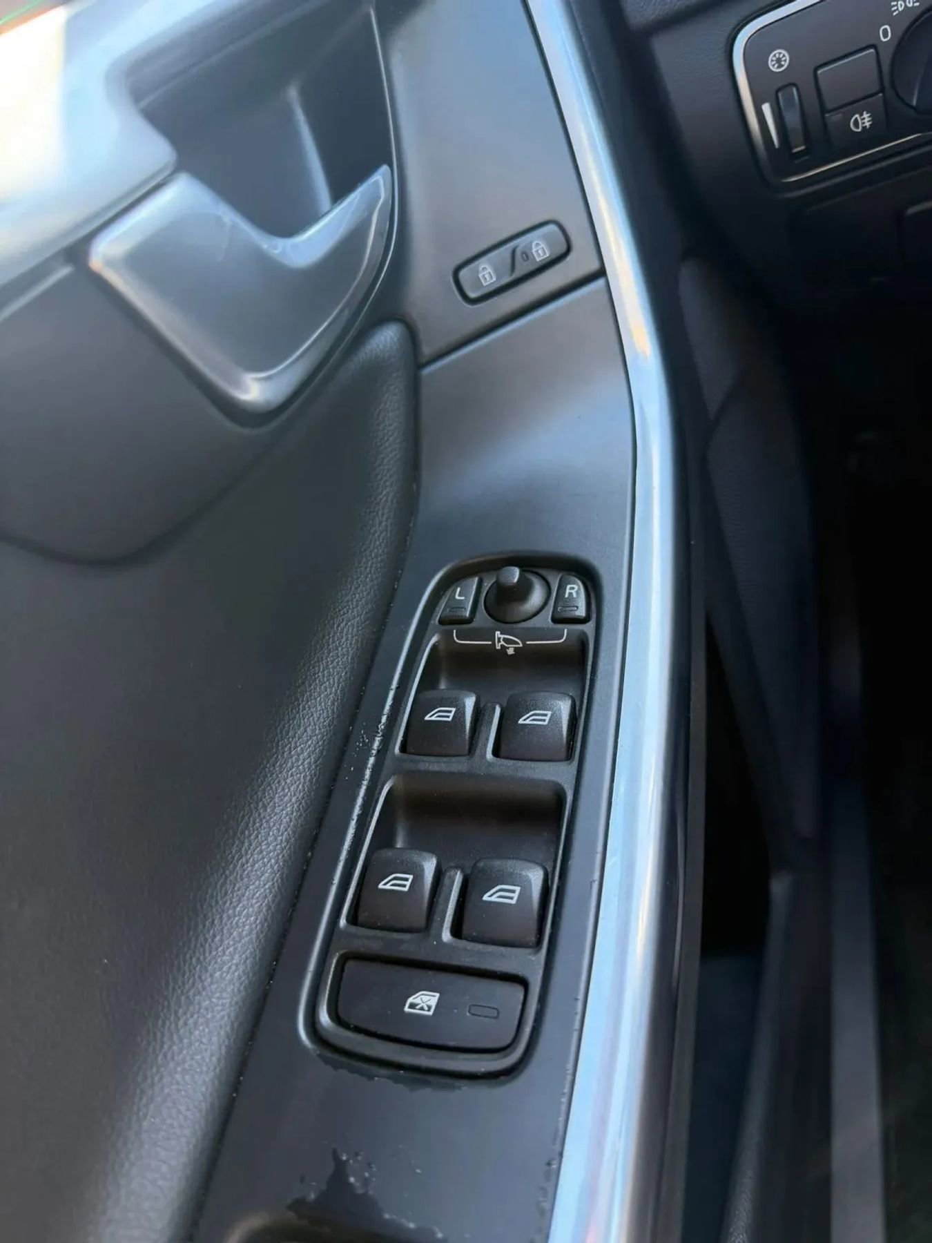 Used 2016 Volvo V60 T5 Cross Country w/ Protection Package image 22