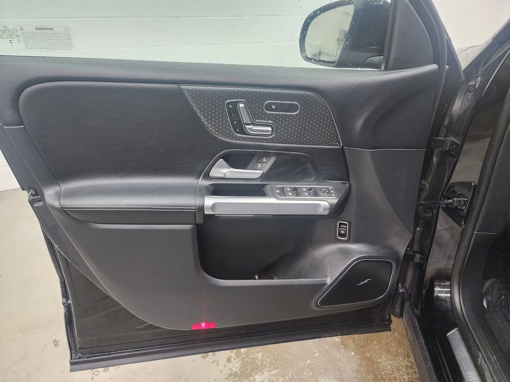 Used 2024 Mercedes-Benz GLB 250 4MATIC image 9