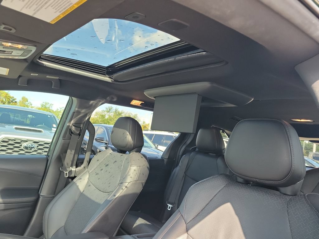 Used 2025 Toyota Sienna Platinum AWD/4WD image 21