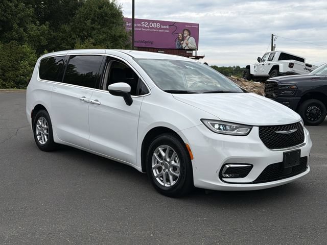 Used 2023 Chrysler Pacifica Touring-L FWD image 14