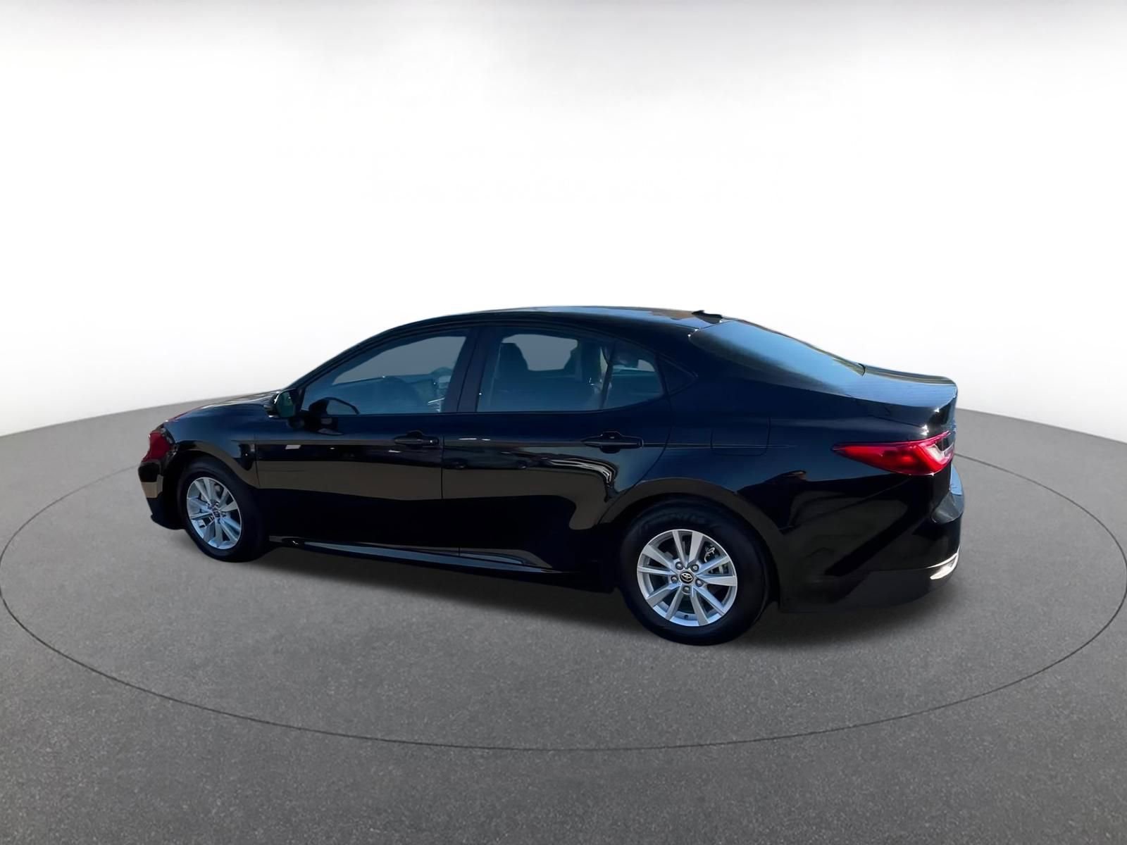 Used 2025 Toyota Camry LE image 10