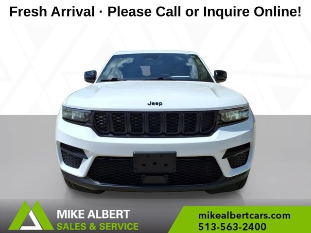 Used 2023 Jeep Grand Cherokee Altitude AWD/4WD image 2