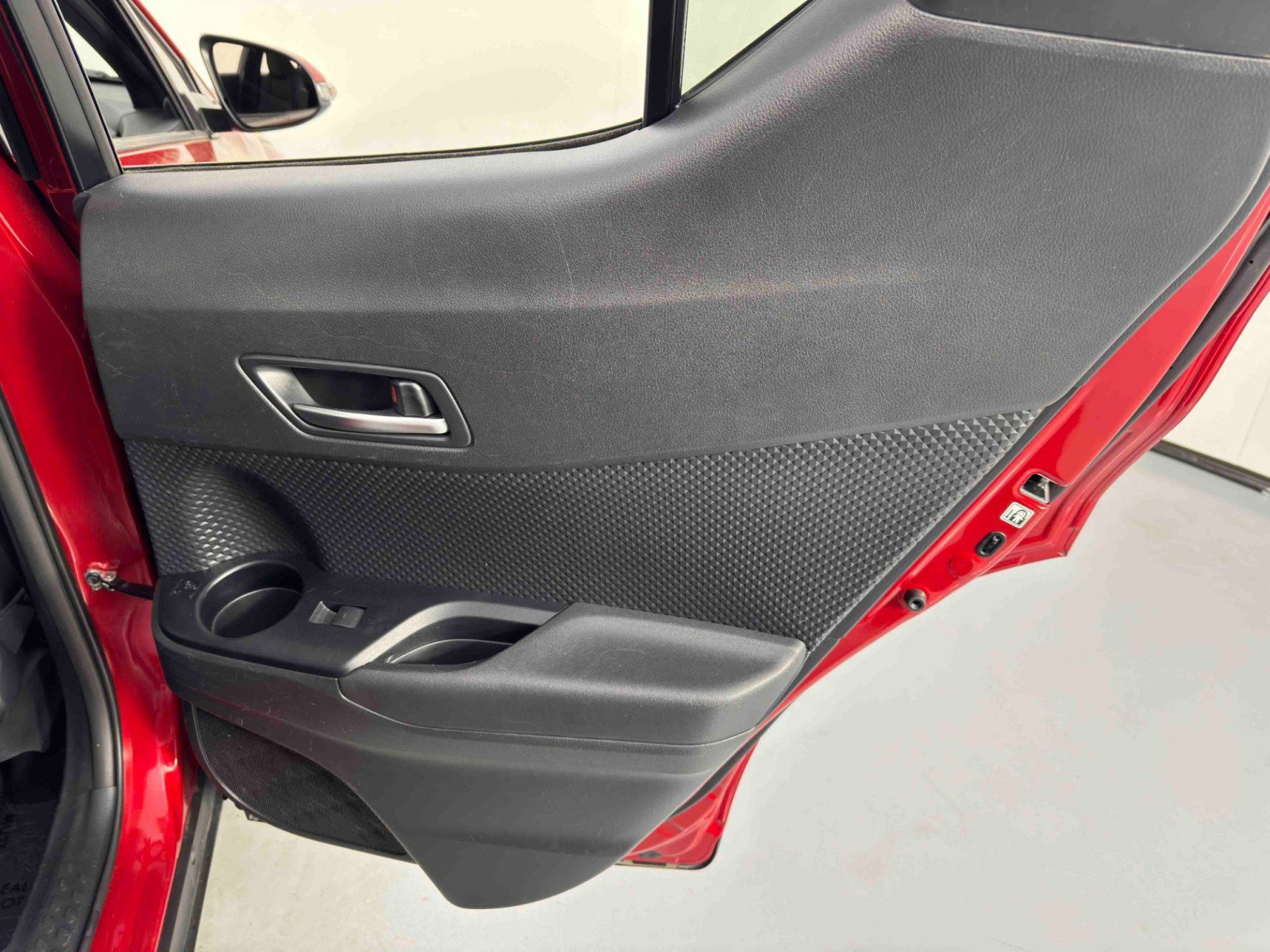 Used 2020 Toyota C-HR XLE image 39