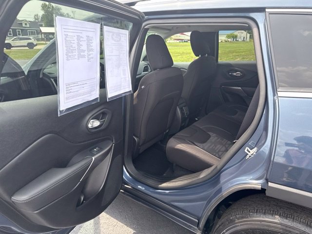 Used 2022 Jeep Cherokee Latitude AWD/4WD image 32