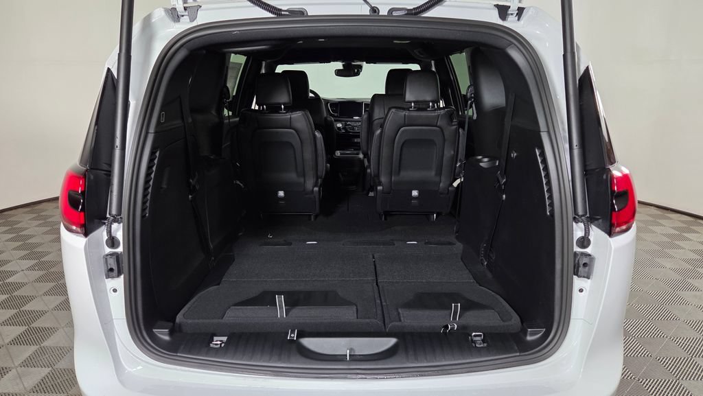 New 2027 Chrysler Pacifica Select AWD/4WD image 10