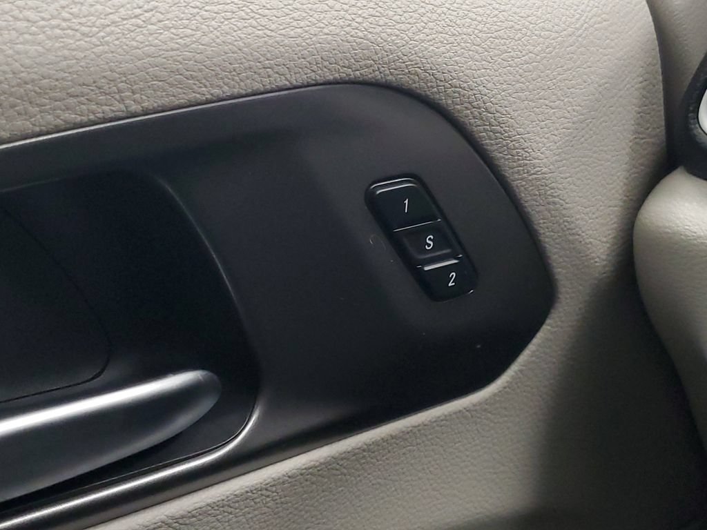 Used 2023 Chrysler Pacifica Touring-L FWD image 14