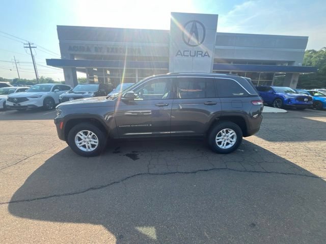 Used 2023 Jeep Grand Cherokee Laredo AWD/4WD image 2