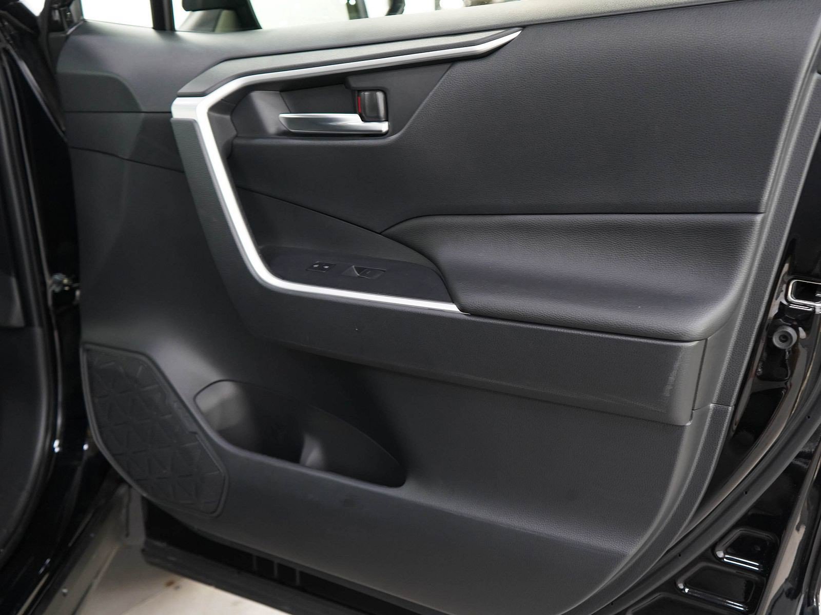 Used 2025 Toyota RAV4 XLE AWD/4WD image 9