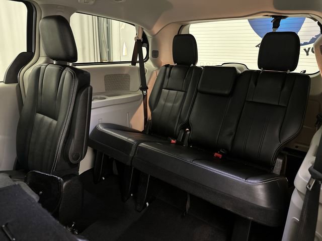 Used 2014 Chrysler Town & Country Touring FWD image 27