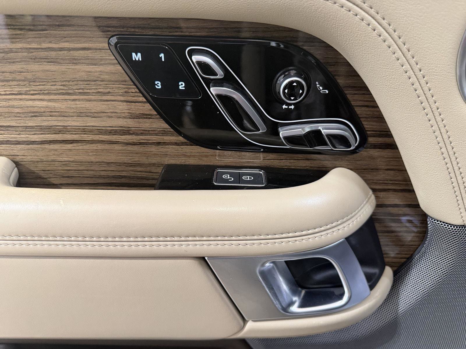 Used 2019 Land Rover Range Rover HSE image 14