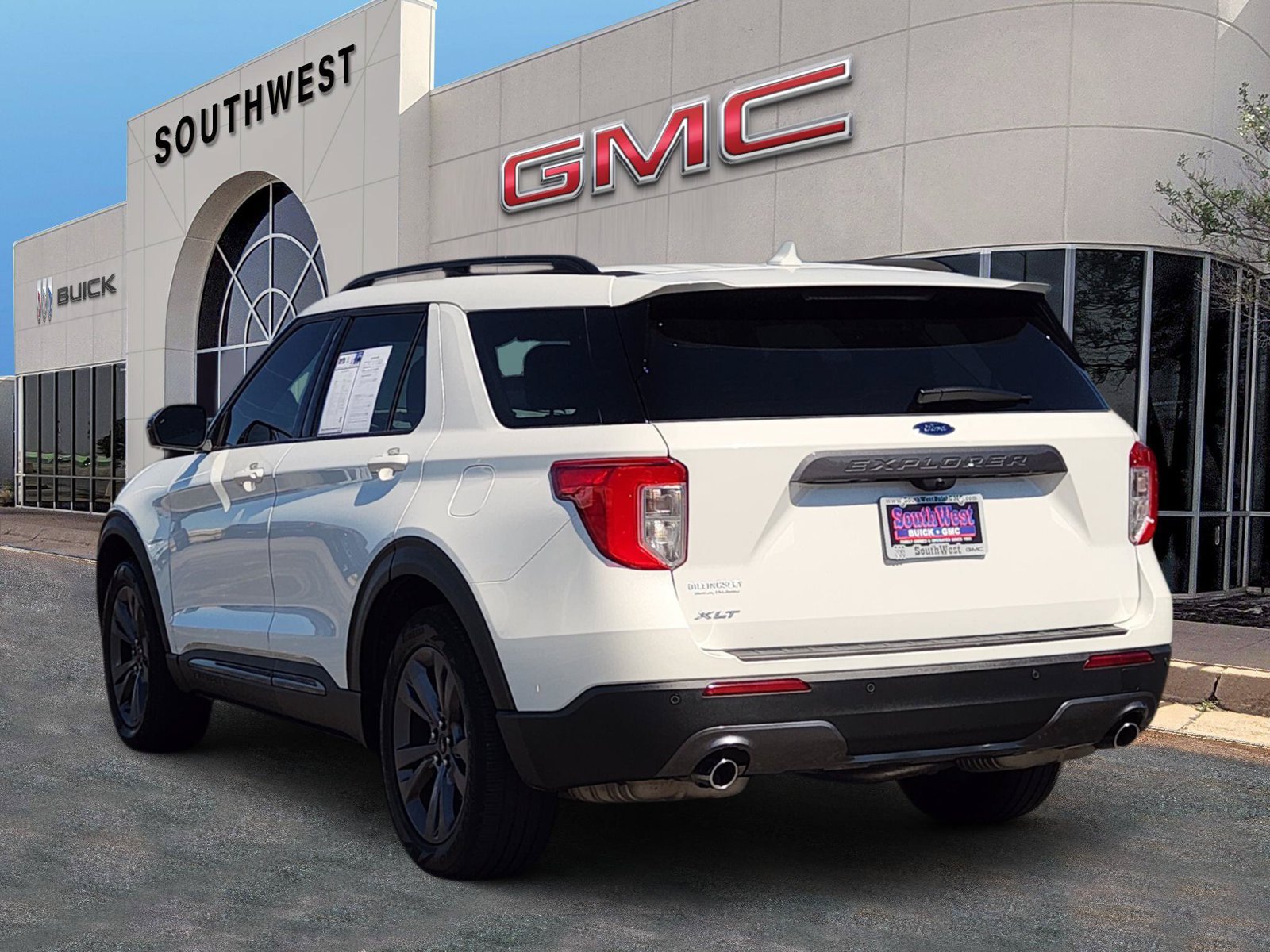 Used 2022 Ford Explorer XLT w/ Equipment Group 202A RWD image 4