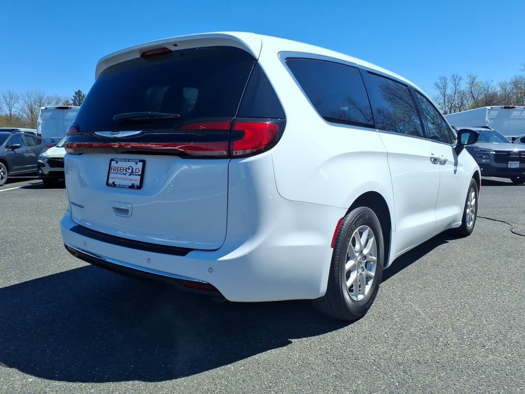 Used 2024 Chrysler Pacifica Touring-L image 19