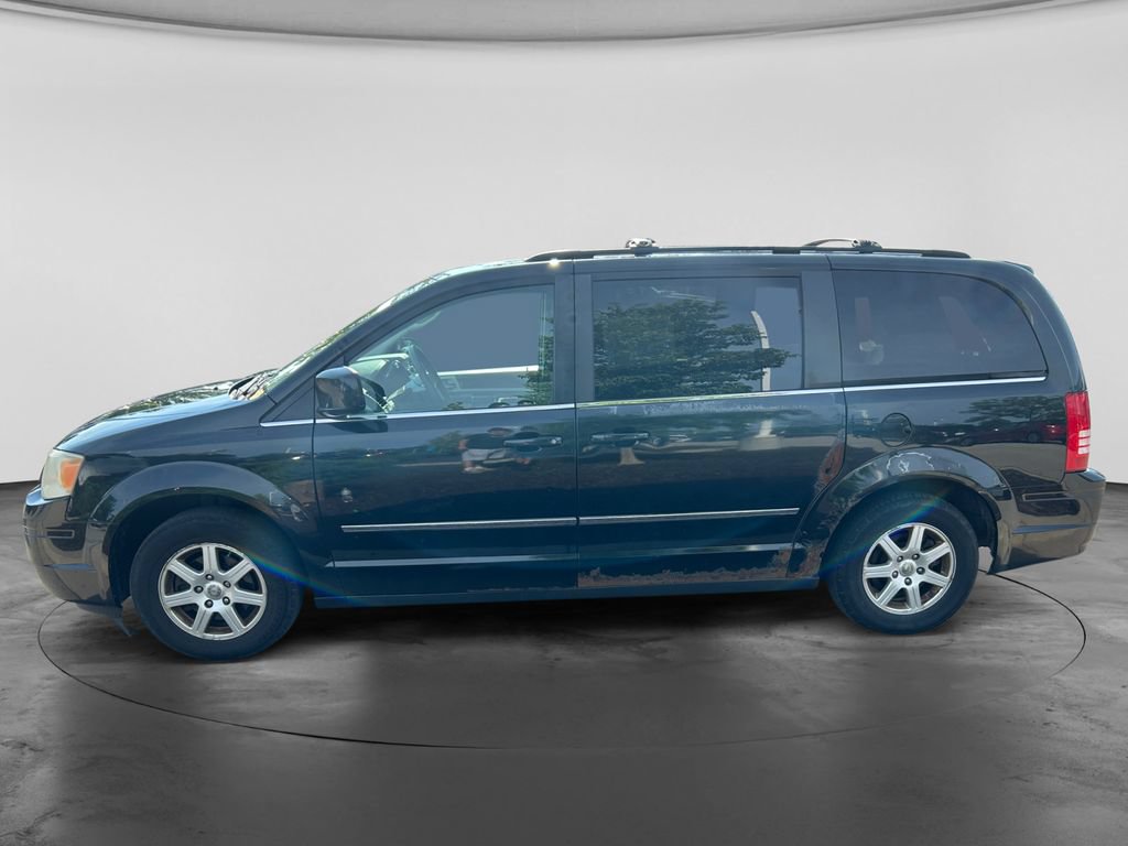 Used 2010 Chrysler Town & Country Touring FWD image 6