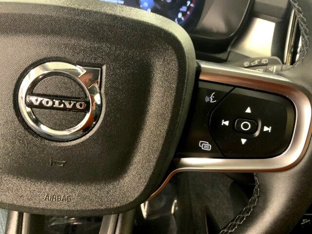 Used 2022 Volvo XC40 T4 Momentum image 22