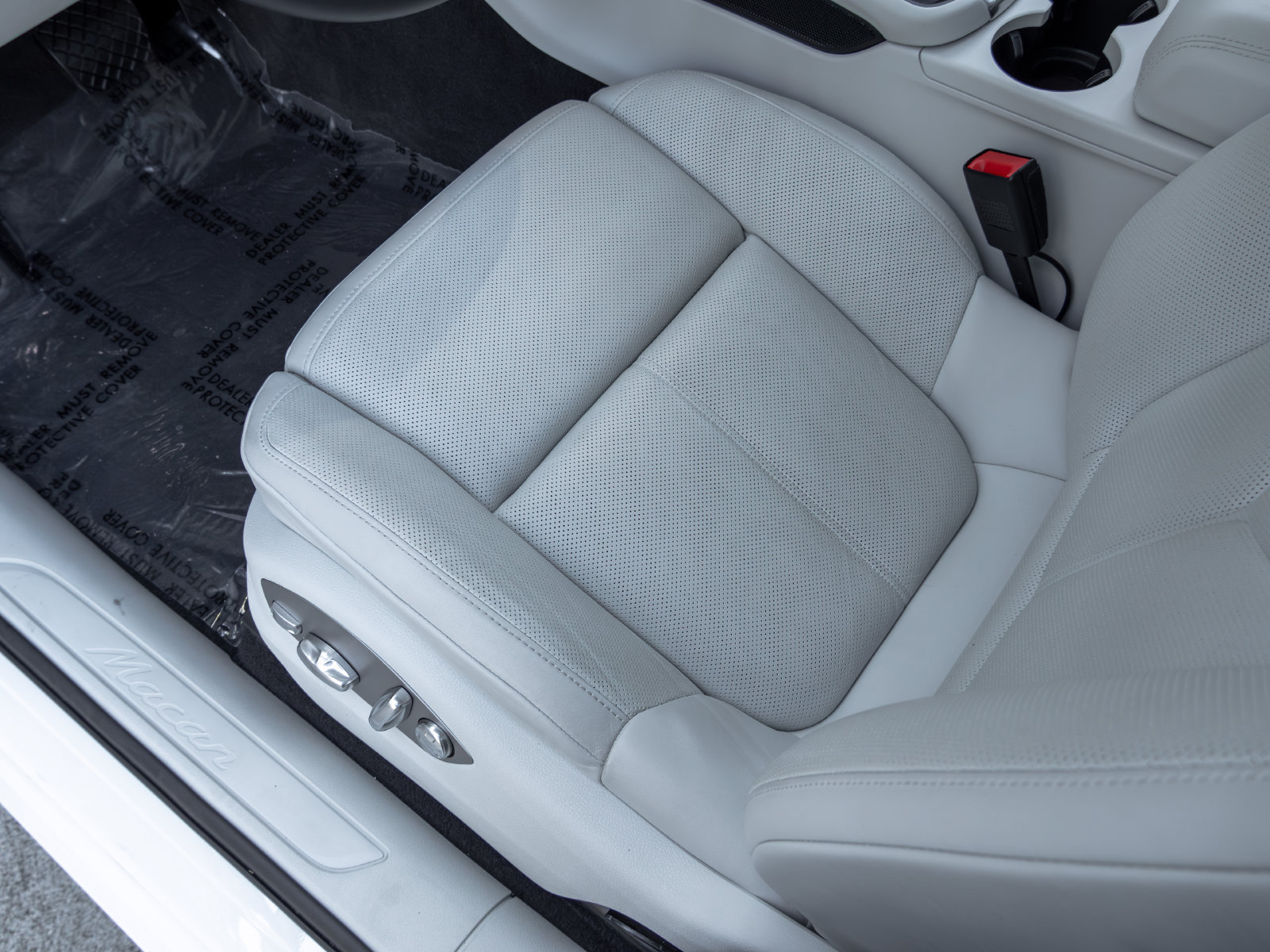 Certified 2025 Porsche Macan AWD/4WD image 25