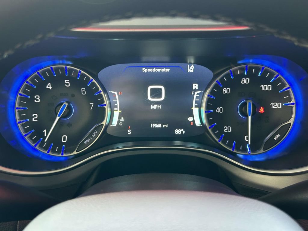 Used 2026 Chrysler Pacifica Limited FWD image 28
