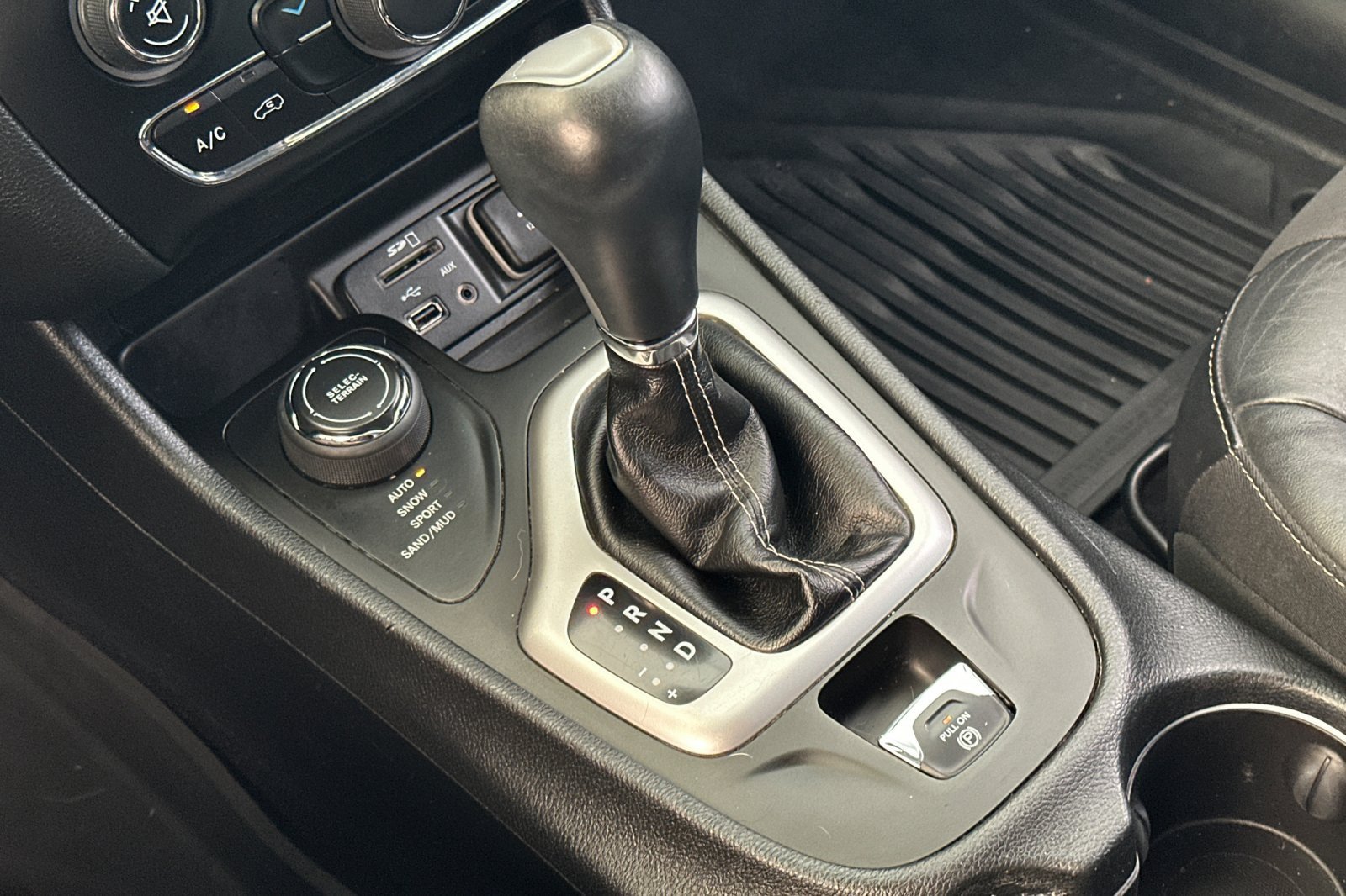 Used 2018 Jeep Cherokee Latitude Plus AWD/4WD image 22