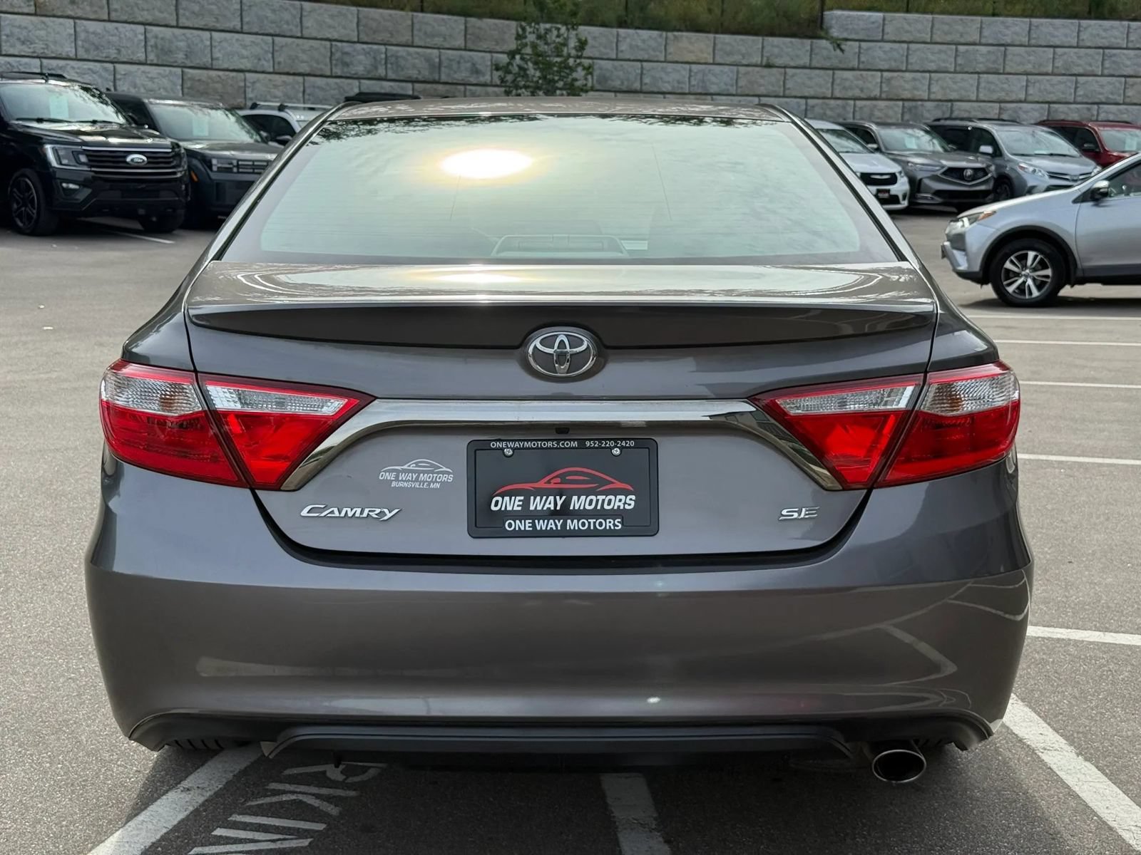 Used 2017 Toyota Camry SE w/ Moonroof Package FWD image 4