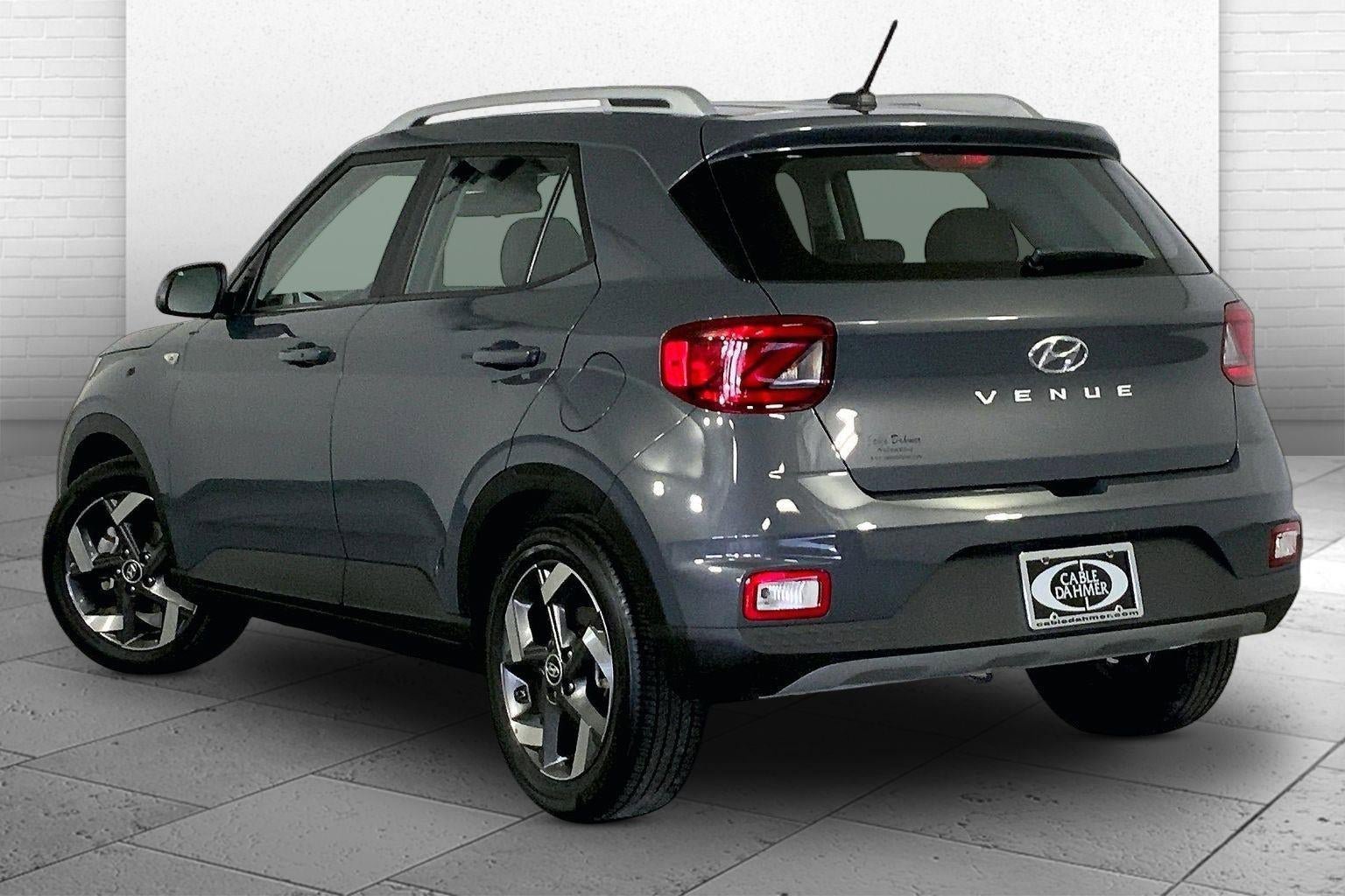 Used 2025 Hyundai Venue SEL FWD image 11