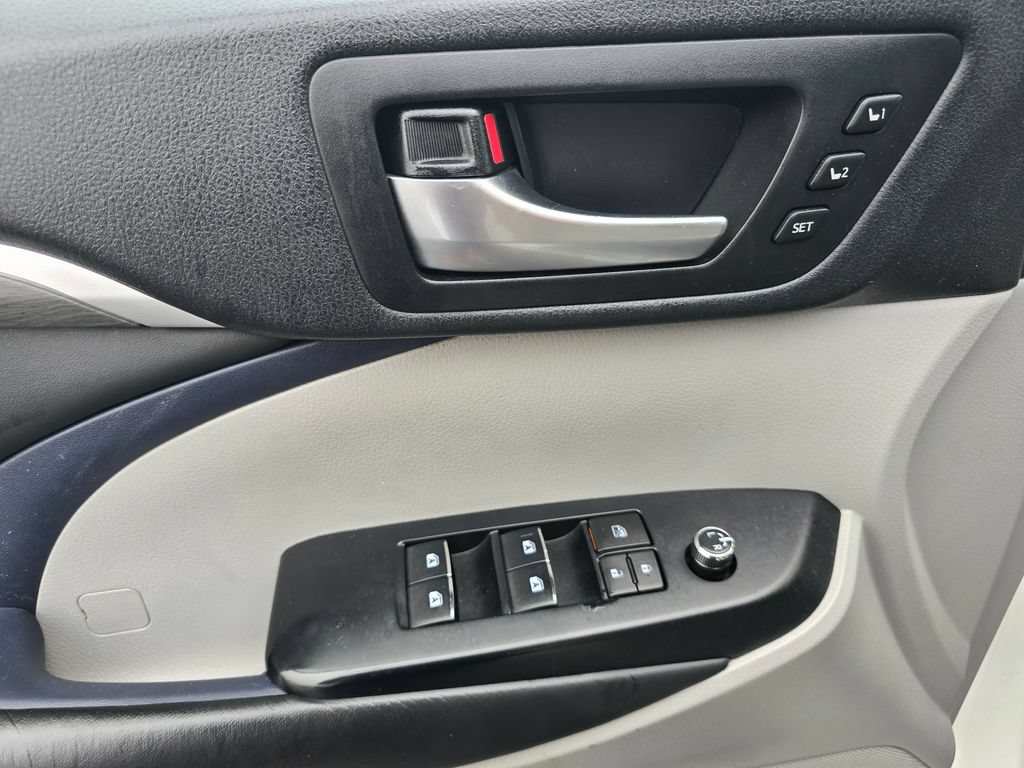 Used 2019 Toyota Highlander Limited Platinum AWD/4WD image 18