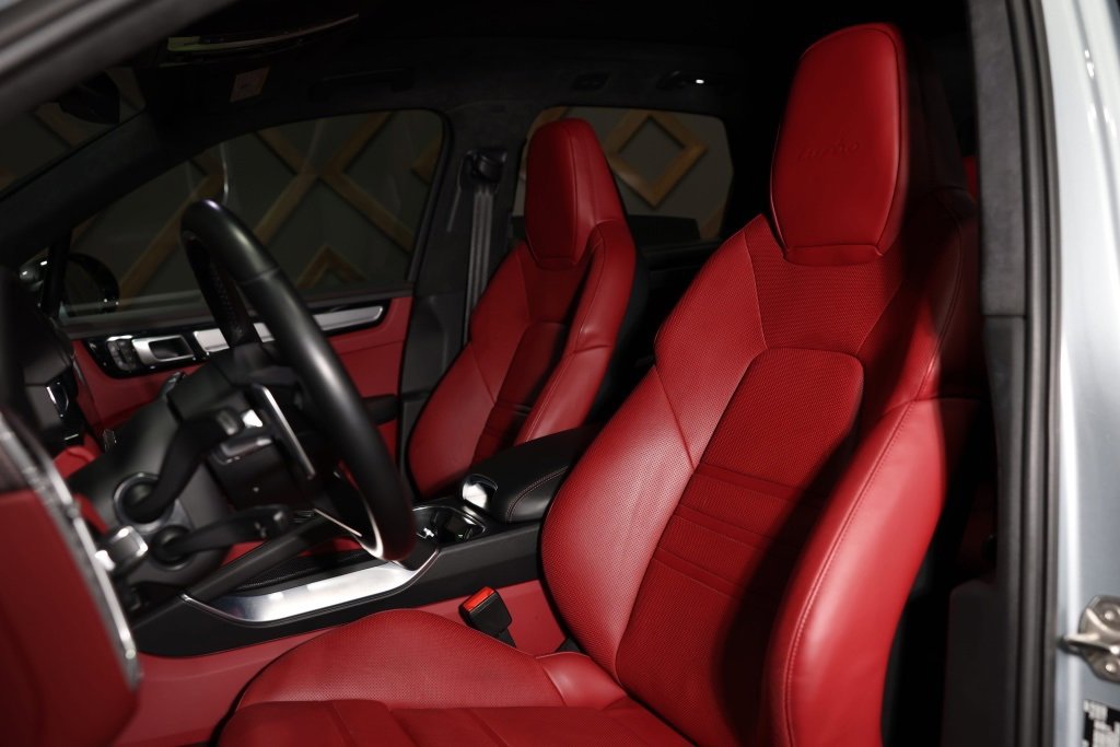 Used 2022 Porsche Cayenne Turbo image 4