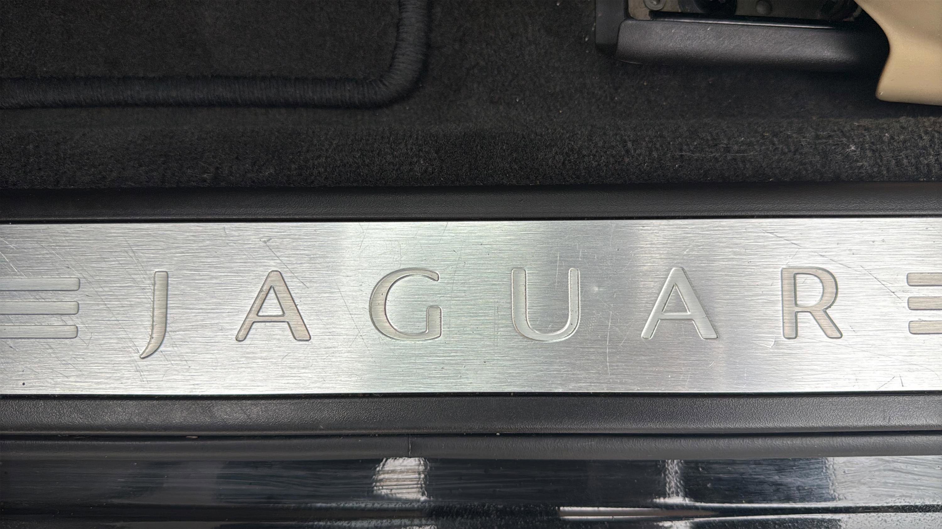 Used 2012 Jaguar XF image 44