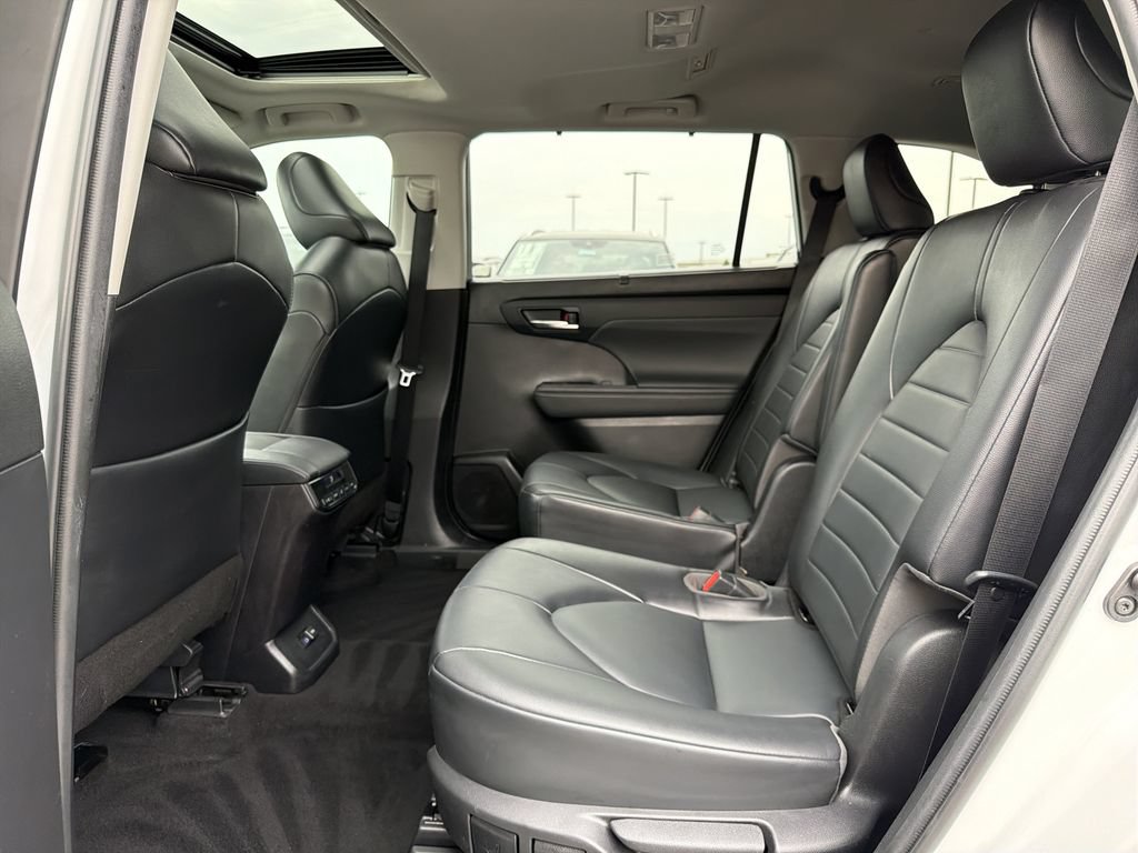 Used 2022 Toyota Highlander XLE FWD image 13