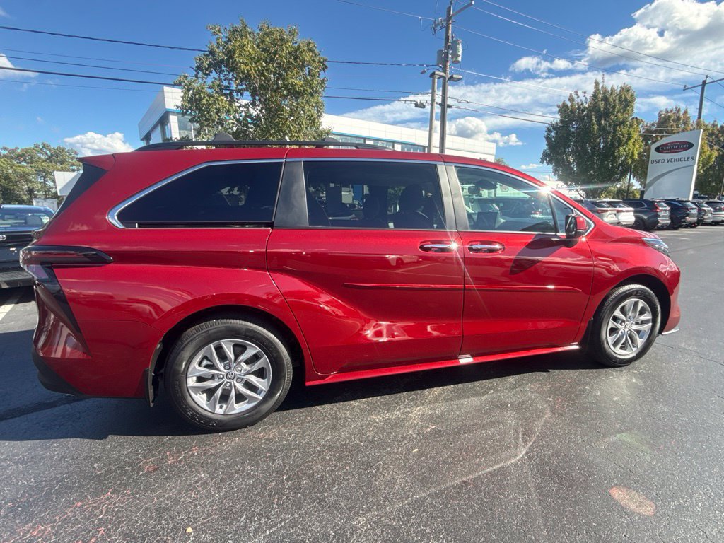 Certified 2026 Toyota Sienna XLE FWD image 9