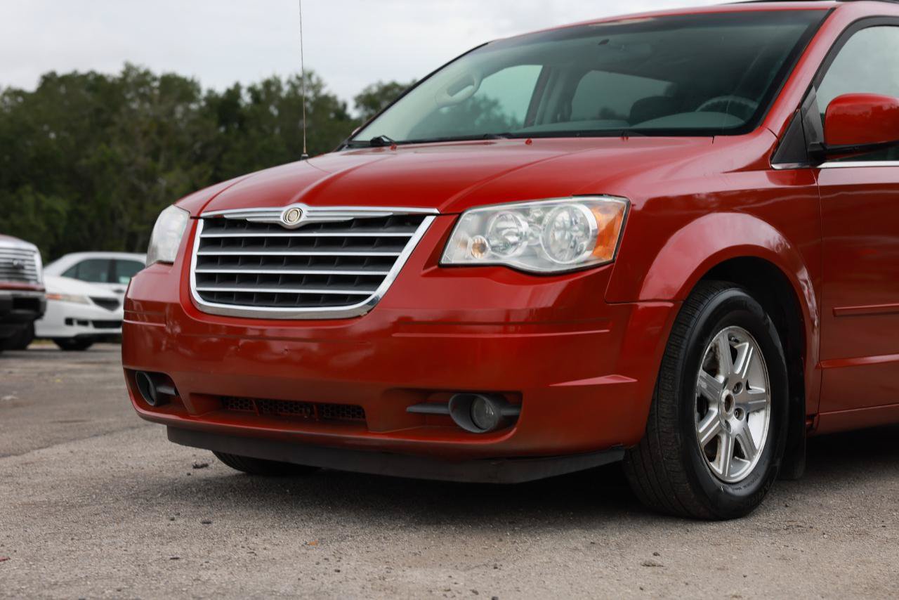Used 2008 Chrysler Town & Country Touring w/ Entertainment Group #2 FWD image 30