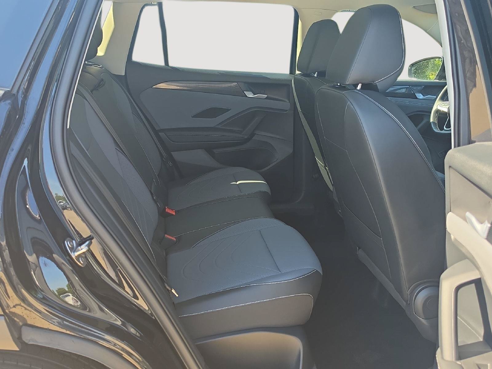 Certified 2025 Volkswagen Tiguan SE w/ Panoramic Sunroof Package AWD/4WD image 11