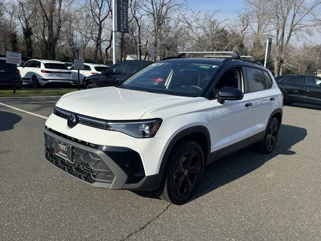 Used 2025 Volkswagen Taos SE image 9