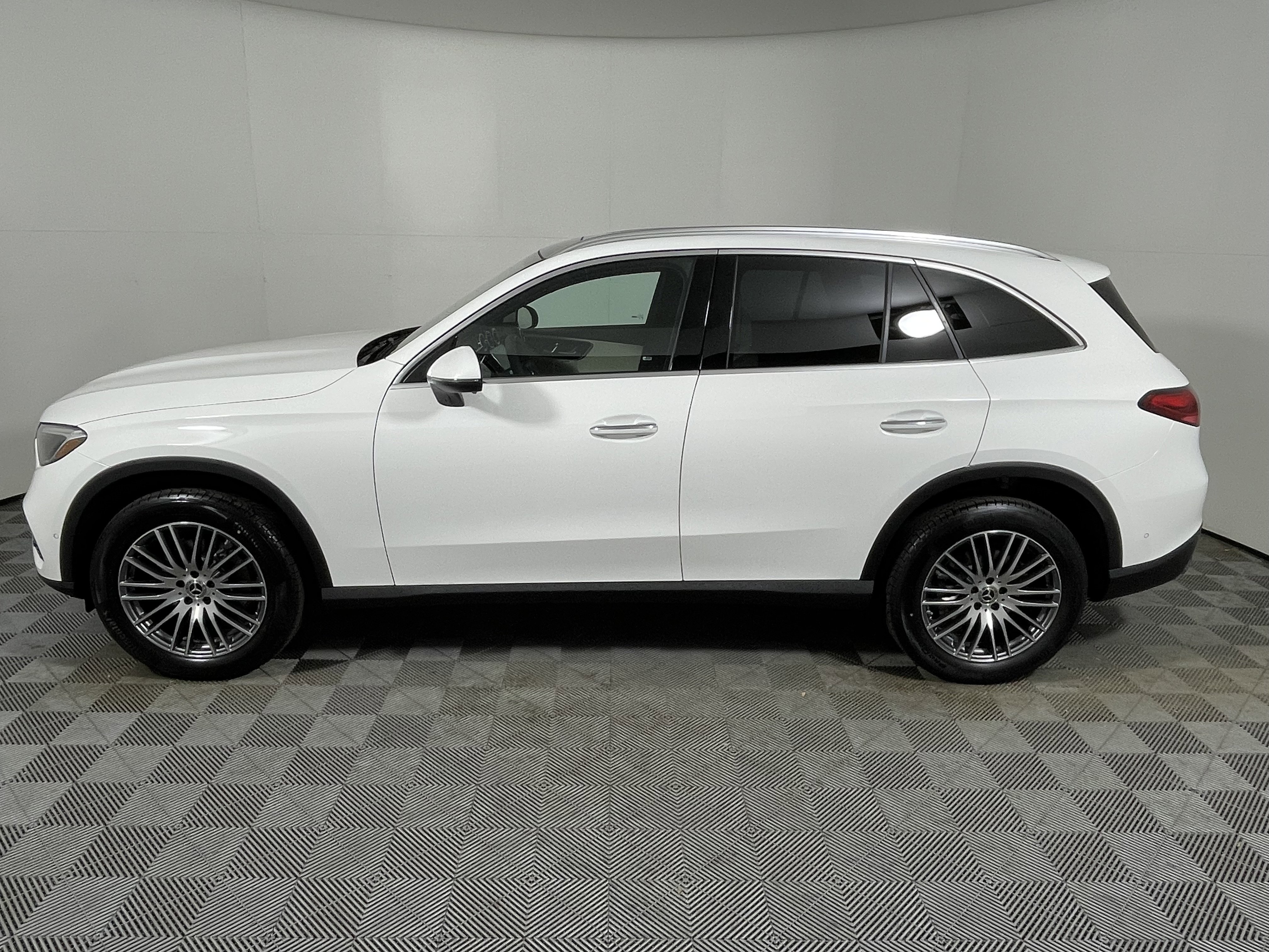 New 2026 Mercedes-Benz GLC 300 image 2