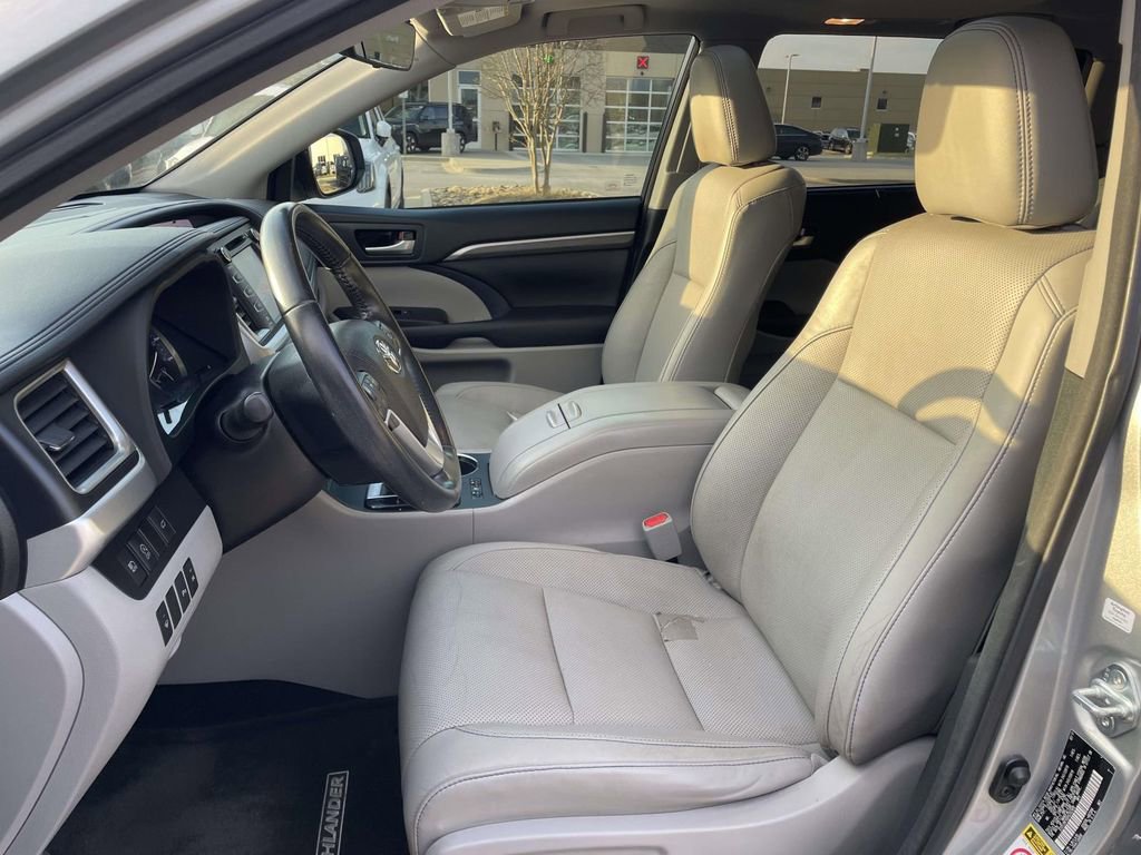 Used 2017 Toyota Highlander Limited image 9