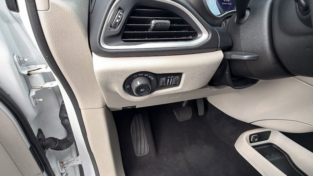 Used 2022 Chrysler Pacifica Touring-L w/ Uconnect Theater Family Group image 28