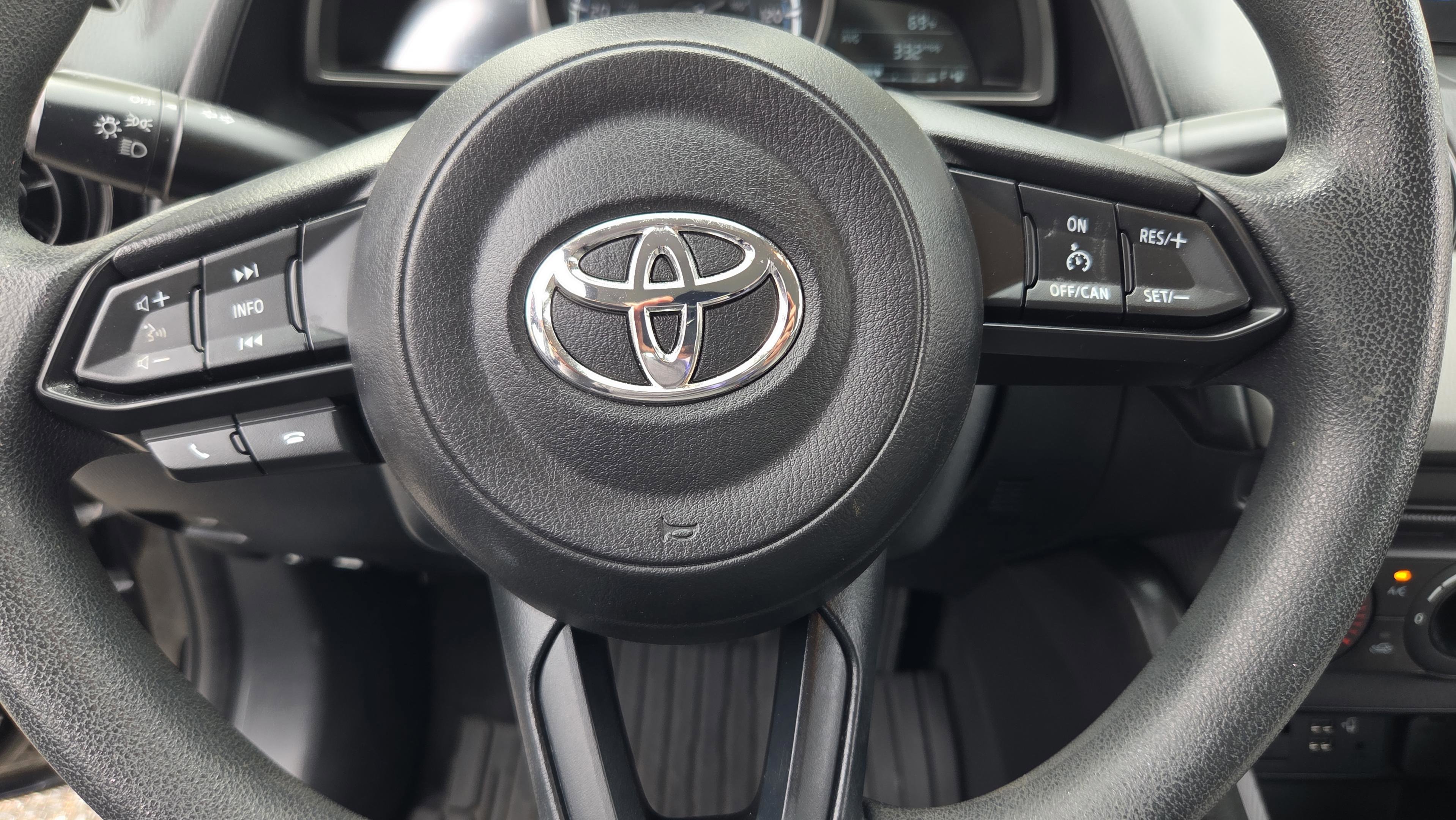 Used 2020 Toyota Yaris L image 26