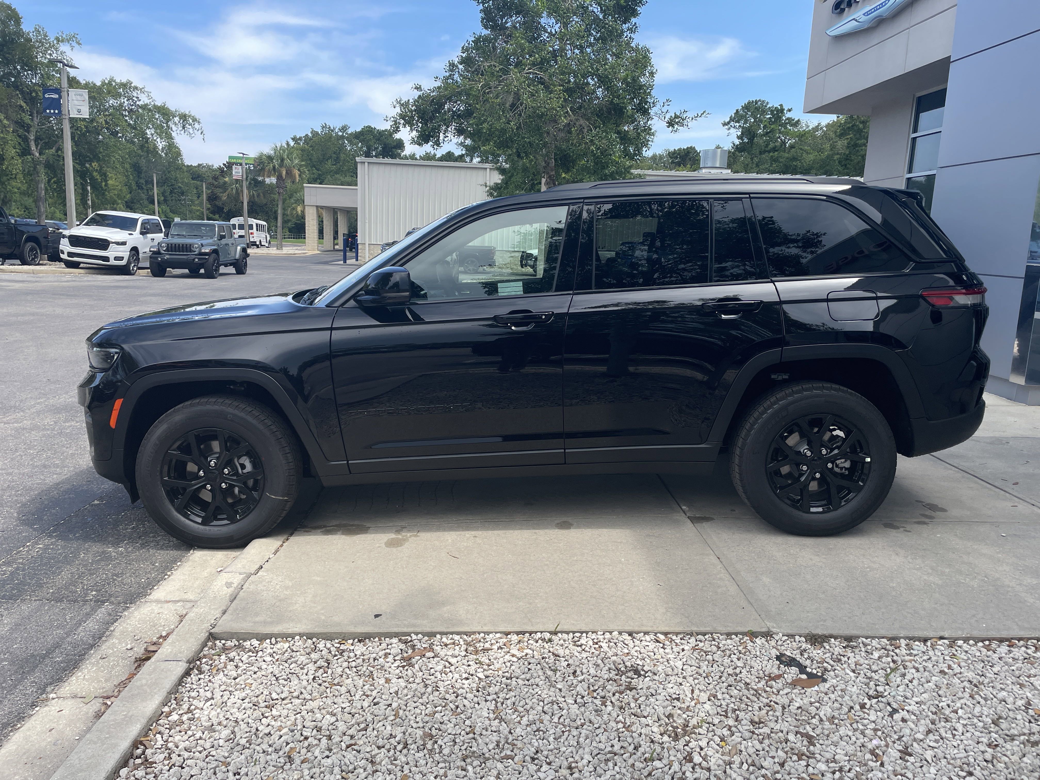 New 2025 Jeep Grand Cherokee Altitude image 4