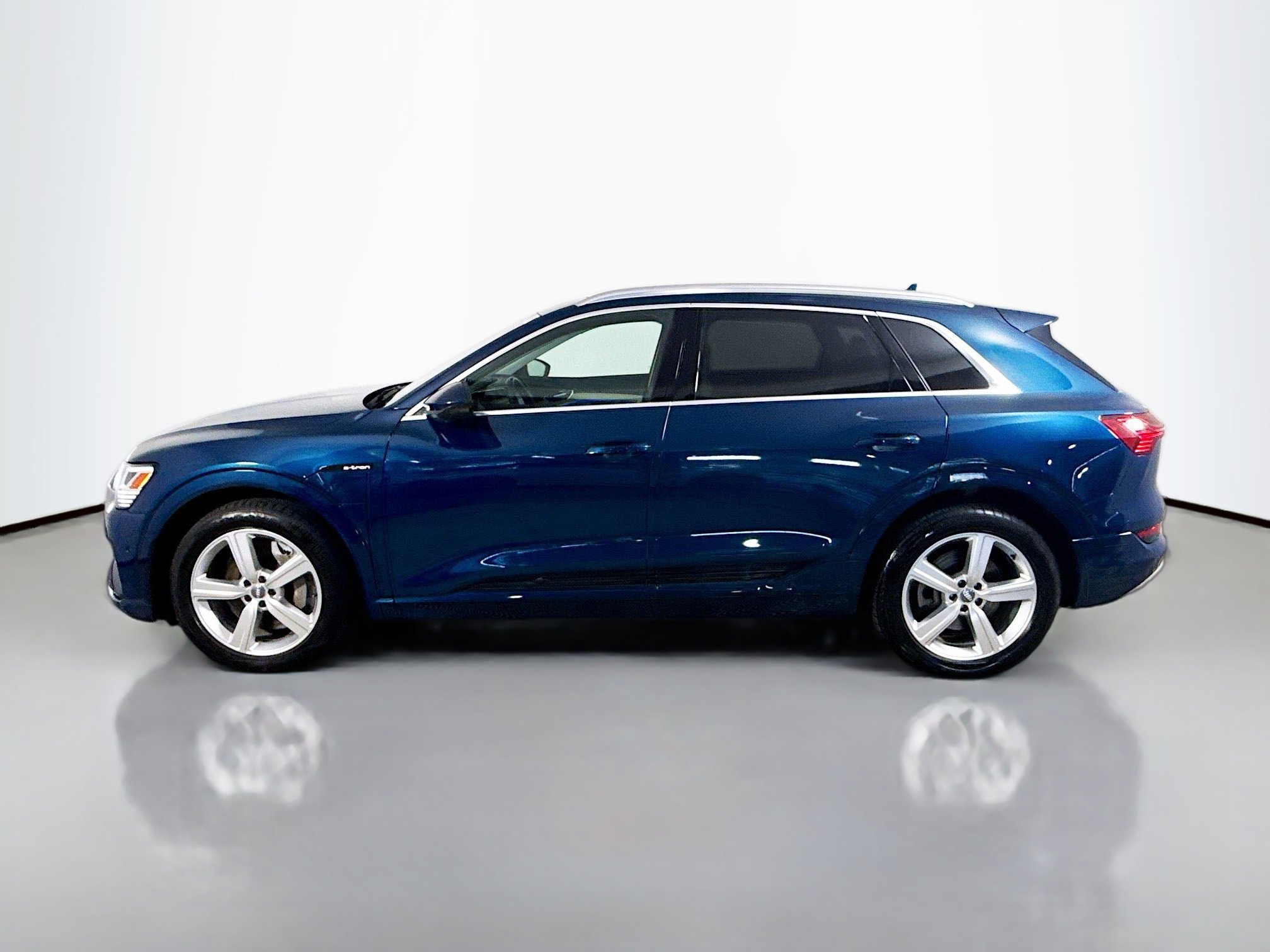Used 2019 Audi e-tron Prestige w/ Prestige Package image 6