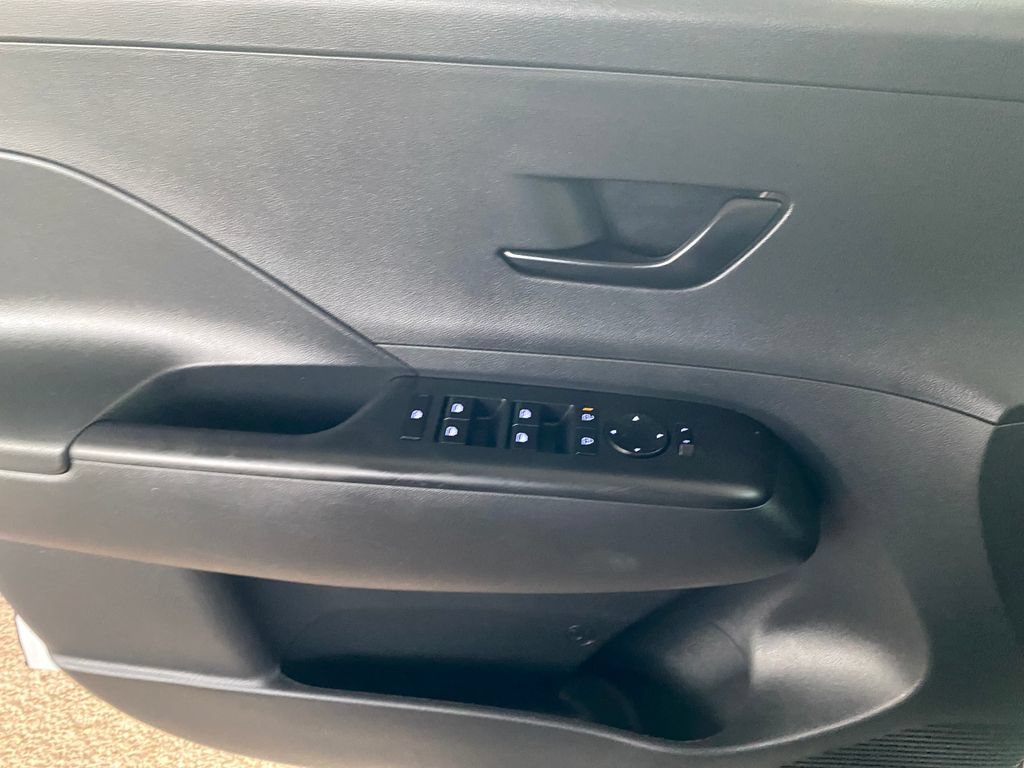 Used 2025 Hyundai Kona SEL FWD image 30