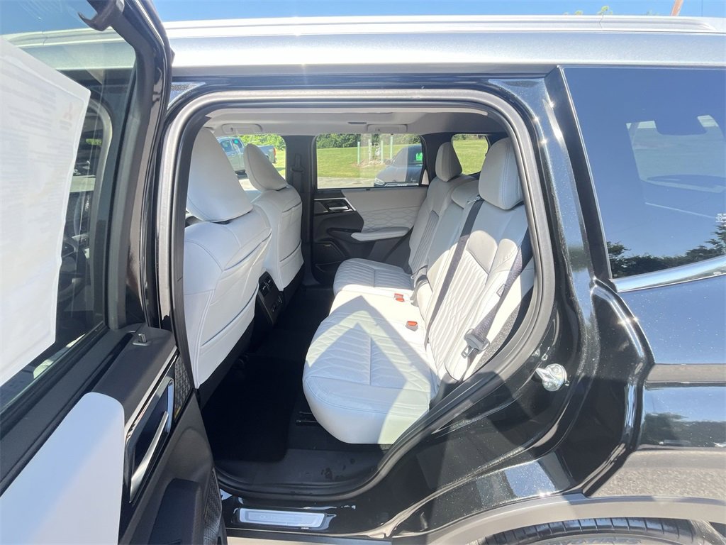 New 2025 Mitsubishi Outlander AWD image 23