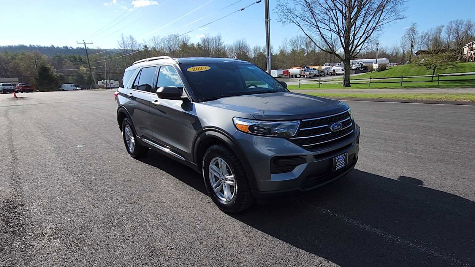 Used 2023 Ford Explorer XLT AWD/4WD image 2