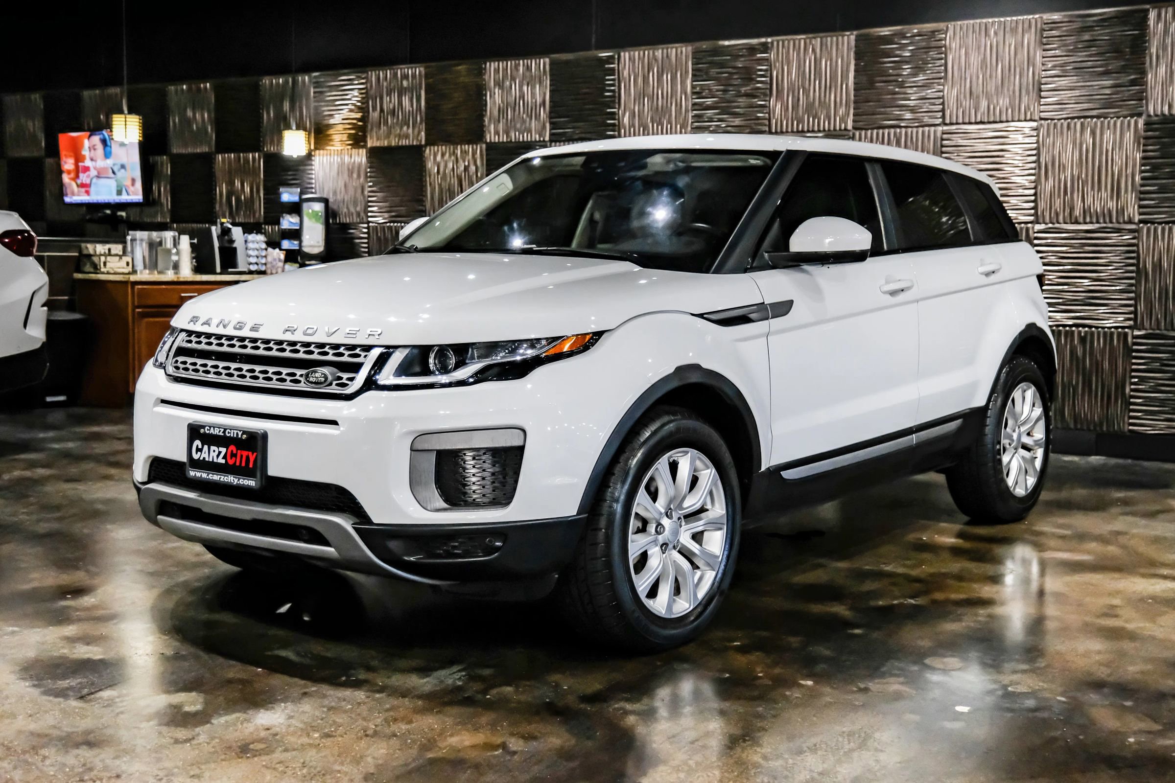 Used 2017 Land Rover Range Rover Evoque SE AWD/4WD image 6