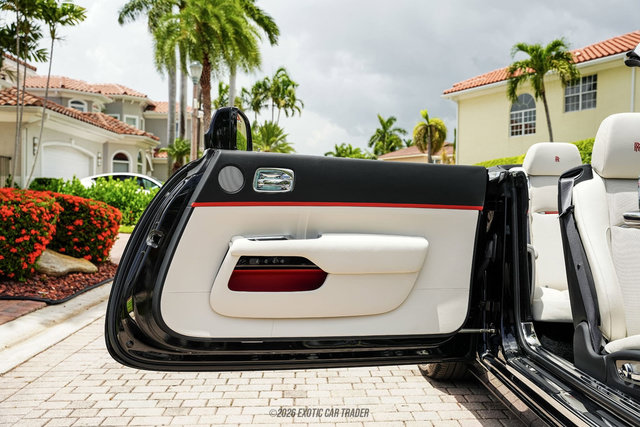 Used 2019 Rolls-Royce Dawn RWD image 31