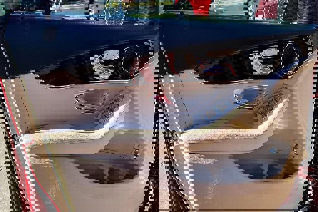 Used 2021 Mercedes-Benz GLC 300 4MATIC w/ Premium Package image 26