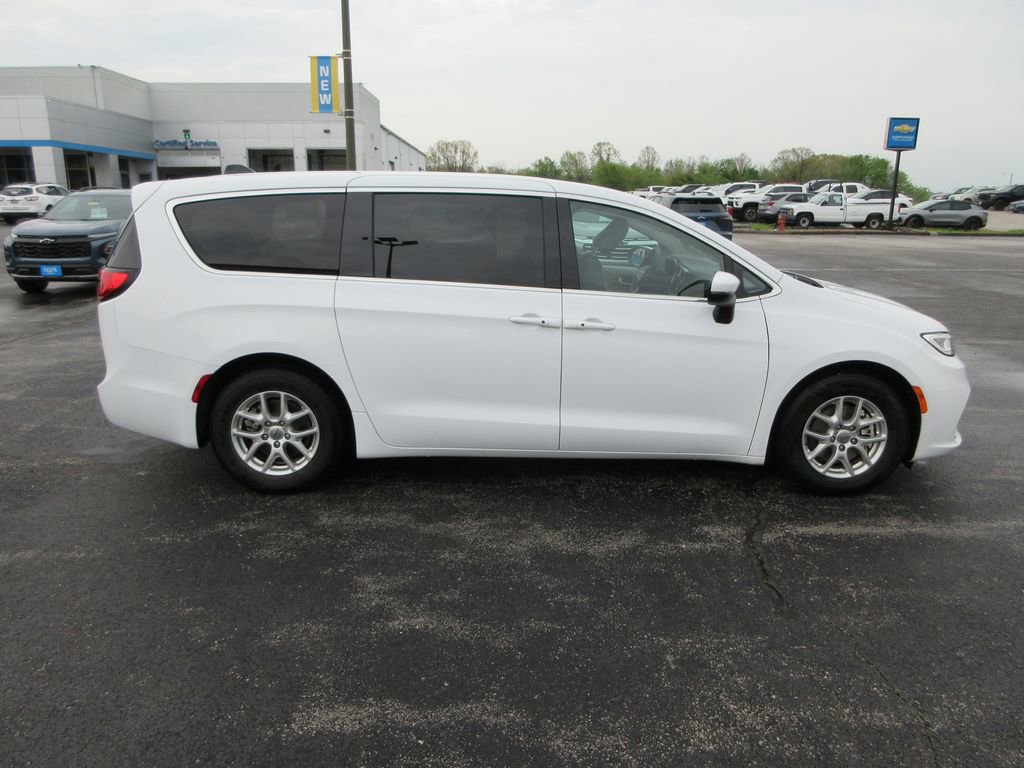 Used 2023 Chrysler Pacifica Touring-L image 6
