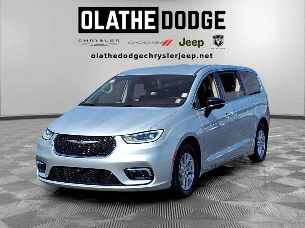 Used 2024 Chrysler Pacifica Touring-L FWD image 1