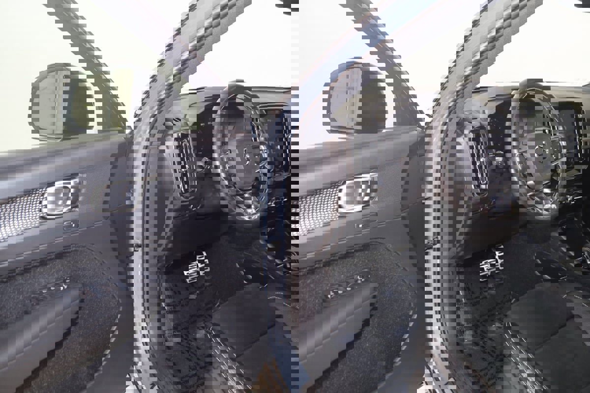 Used 2020 Volvo XC40 T5 R-Design image 46