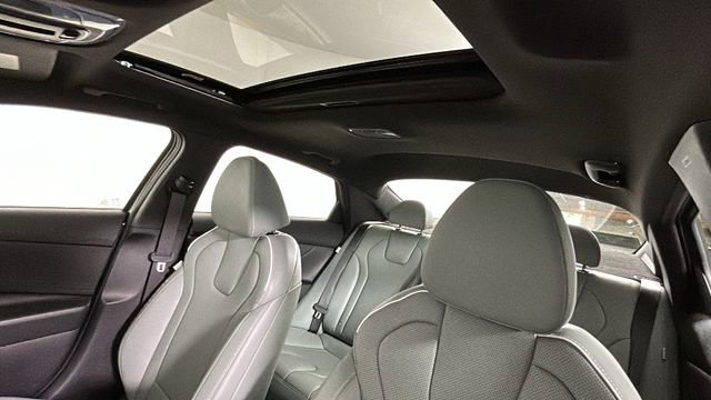 Used 2025 Hyundai Elantra Limited FWD image 13