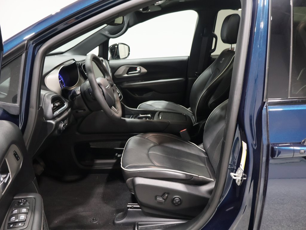 Used 2024 Chrysler Pacifica Limited w/ Uconnect Theater Family Group image 11