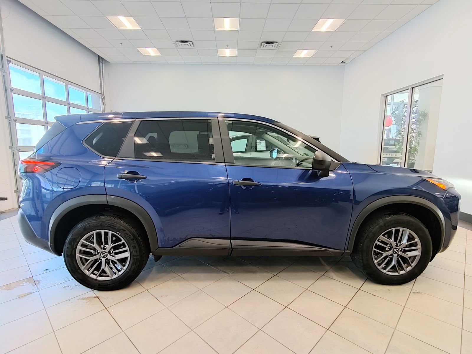 Used 2023 Nissan Rogue S AWD/4WD image 2